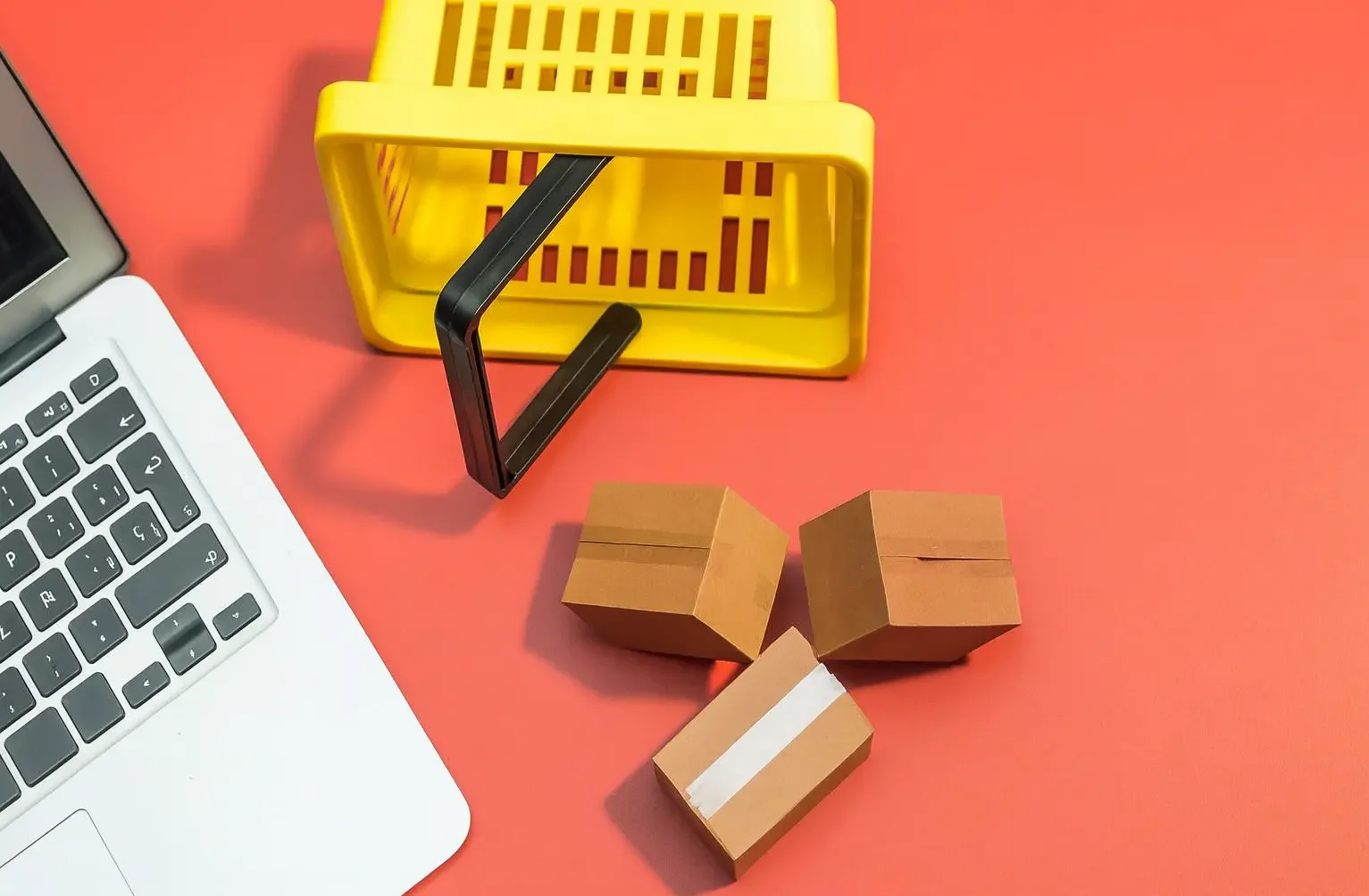 بررسی رقابت بین برندهای داخلی و خارجی در بازار عمده