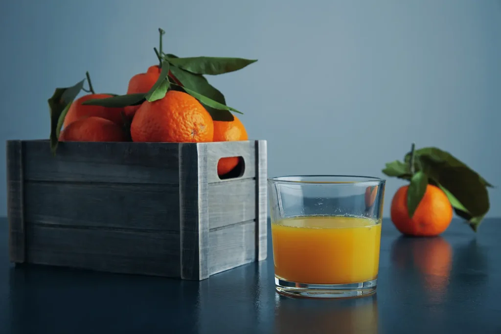 آبمیوه طبیعی در مقابل صنعتی؛ چه تفاوت‌هایی دارند؟